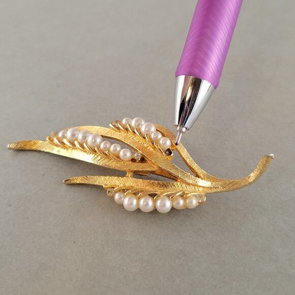 Vintage Gold-Tone Leaf Brooch Faux Pearl Rhinestone 2.6” Elegant Pin Retro Glam - Picture 7 of 7